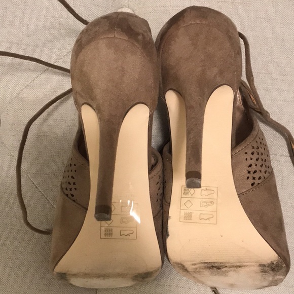 Sexy ankle tie heel in suede. GUC - Picture 3 of 9